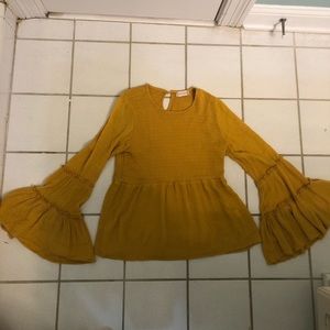 Yellow shirt with flowing sleeves